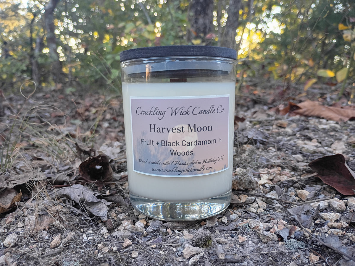 Glass jar candle with cream wax and wooden wick, black lid on top